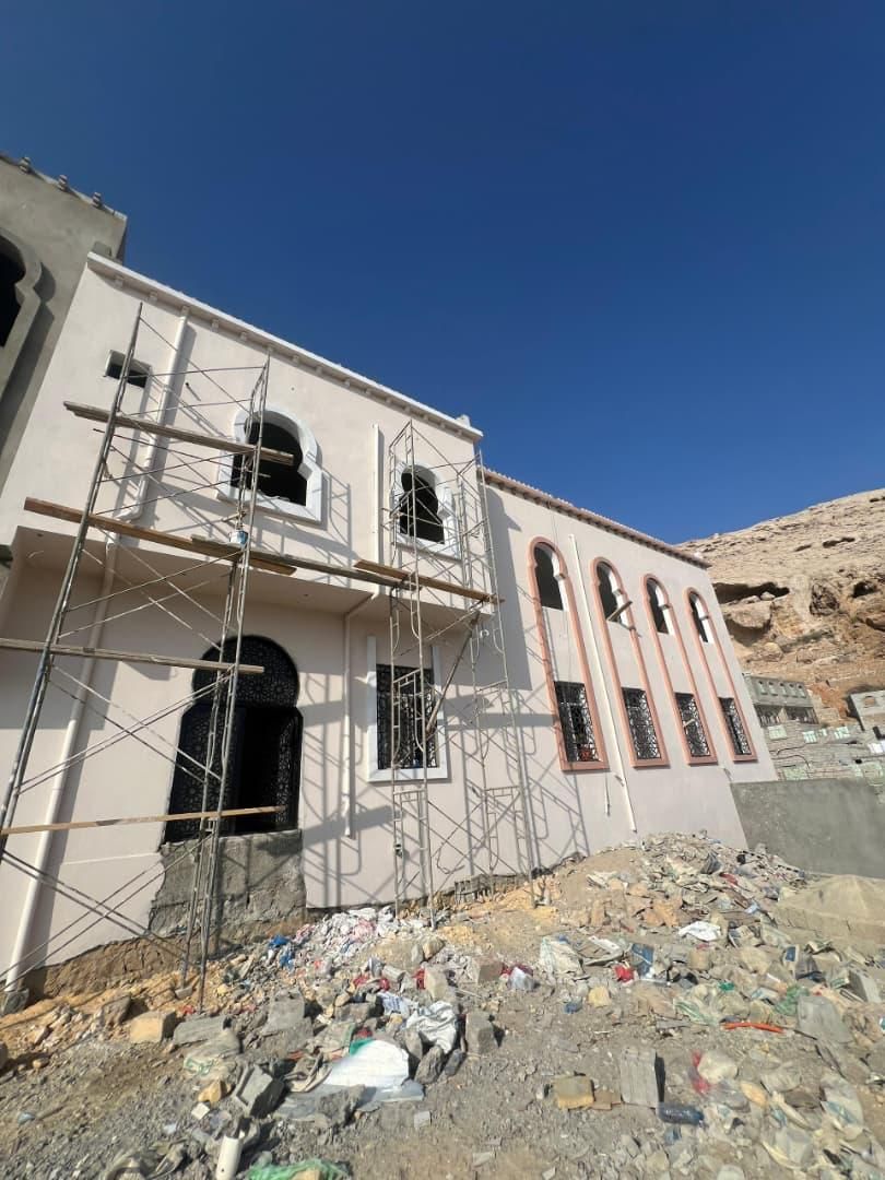 واجهة مسجد الهدى في المكلا بنوافذها المقوّسة أثناء التنفيذ